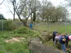 Kinder im Schulgarten