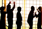 Kinder hinter Gitterschatten