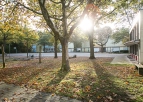 Blick über den Schulhof bei Sonnenschein