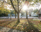 Blick über den Schulhof bei Sonnenschein