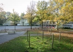 Schulhof mit Gerüst zum Balancieren