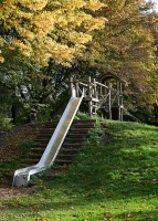 Nahaufnahme Rutsche auf dem Schulhof