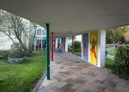 Überdachter Gang auf dem Schulhof
